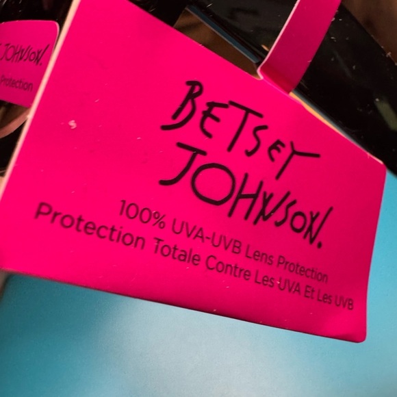 Adorable Betsey Johnson Heart Sunglasses. NWT. 🥰 - Picture 3 of 4